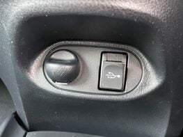 Toyota Yaris VVT-I ICON 36