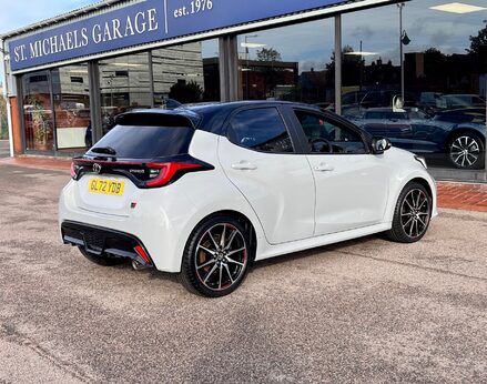Toyota Yaris GR SPORT 8