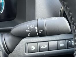 Toyota C-HR 1.8 C-HR Design HEV CVT 5dr 54