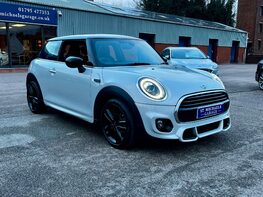 Mini Hatch 1.5 Cooper Sport Auto 3dr 4