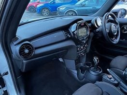 Mini Hatch 1.5 Cooper Sport Auto 3dr 17
