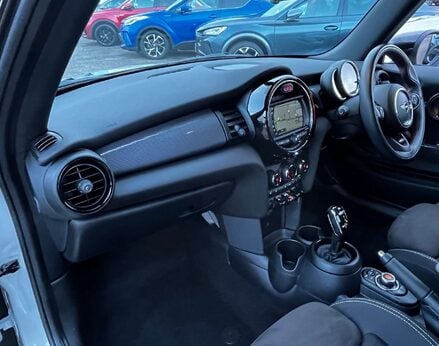 Mini Hatch 1.5 Cooper Sport Auto 3dr 17