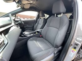 Toyota C-HR 1.8 C-HR-Dynamic HEV CVT 5dr 59