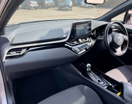 Toyota C-HR 1.8 C-HR-Dynamic HEV CVT 5dr 29