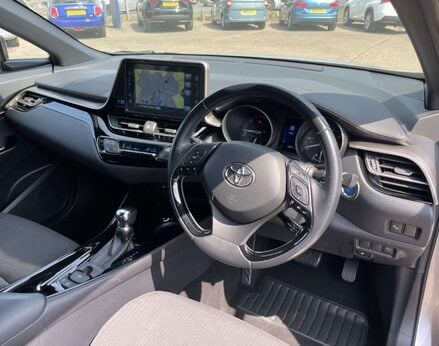 Toyota C-HR 1.8 C-HR-Dynamic HEV CVT 5dr 17