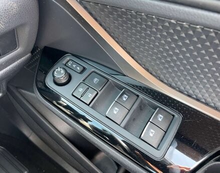 Toyota C-HR 1.8 C-HR-Dynamic HEV CVT 5dr 55