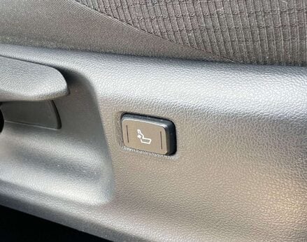 Toyota C-HR 1.8 C-HR-Dynamic HEV CVT 5dr 58