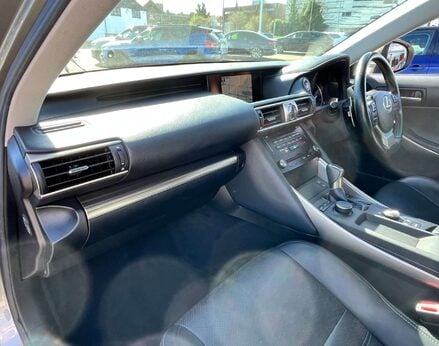 Lexus Is 2.5 IS 300h Advance CVT 4dr 17