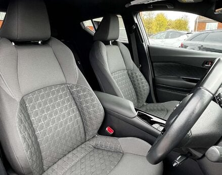 Toyota C-HR 2.0 C-HR Design HEV CVT 5dr 59