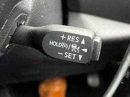 Toyota C-HR 2.0 C-HR Design HEV CVT 5dr 55