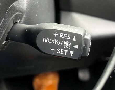 Toyota C-HR 2.0 C-HR Design HEV CVT 5dr 55