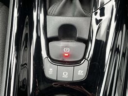 Toyota C-HR 2.0 C-HR Design HEV CVT 5dr 48