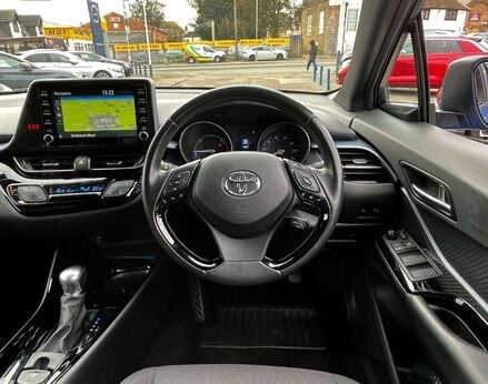 Toyota C-HR 2.0 C-HR Design HEV CVT 5dr 19