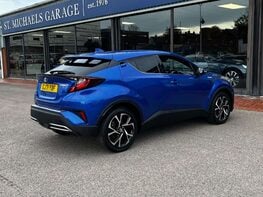 Toyota C-HR 2.0 C-HR Design HEV CVT 5dr 8