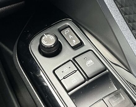 Toyota C-HR 2.0 C-HR Design HEV CVT 5dr 57