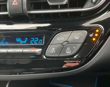 Toyota C-HR 2.0 C-HR Design HEV CVT 5dr 47