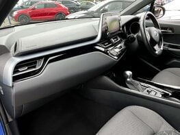 Toyota C-HR 2.0 C-HR Design HEV CVT 5dr 17