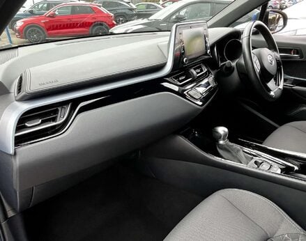 Toyota C-HR 2.0 C-HR Design HEV CVT 5dr 17