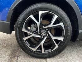 Toyota C-HR 2.0 C-HR Design HEV CVT 5dr 15