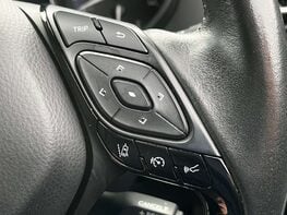 Toyota C-HR 2.0 C-HR Design HEV CVT 5dr 52