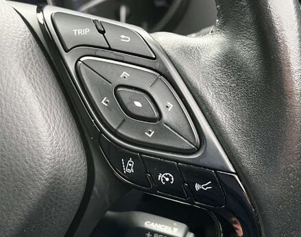 Toyota C-HR 2.0 C-HR Design HEV CVT 5dr 52