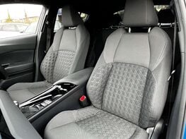 Toyota C-HR 2.0 C-HR Design HEV CVT 5dr 60