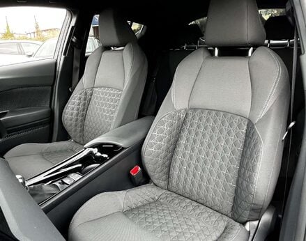 Toyota C-HR 2.0 C-HR Design HEV CVT 5dr 60