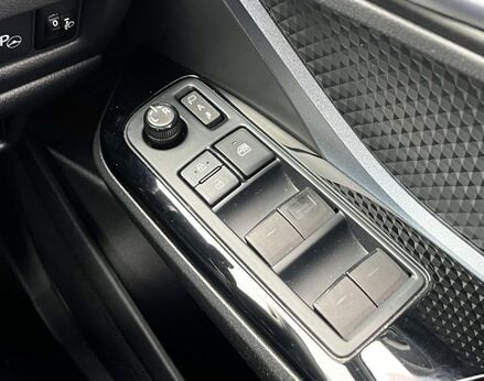 Toyota C-HR 2.0 C-HR Design HEV CVT 5dr 58