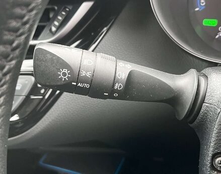 Toyota C-HR 2.0 C-HR Design HEV CVT 5dr 53