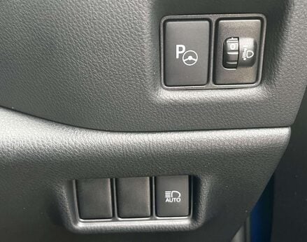 Toyota C-HR 2.0 C-HR Design HEV CVT 5dr 56