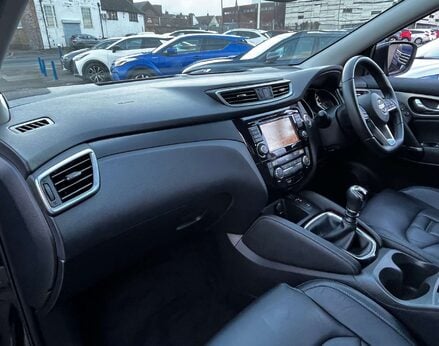 Nissan Qashqai 1.3 Qashqai N-Motion DiG-T 5dr 17