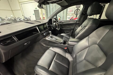 Porsche Macan PDK 17