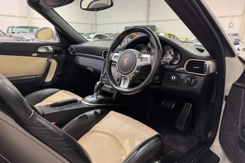 Porsche 911 TURBO S PDK 13