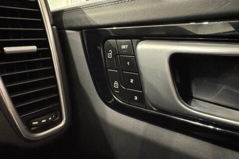 Porsche Cayenne V8 TURBO TIPTRONIC 26