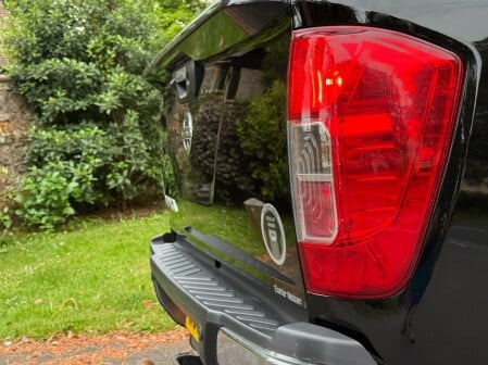 Nissan Navara DCI TEKNA 4X4 SHR DCB 17