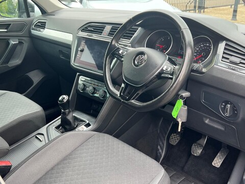 Volkswagen Tiguan SE NAVIGATION TDI 25