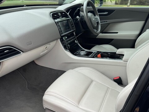 Jaguar XE GTDI PRESTIGE 13