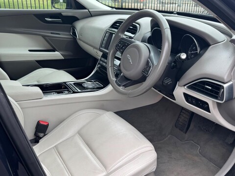 Jaguar XE GTDI PRESTIGE 19