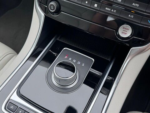 Jaguar XE GTDI PRESTIGE 29