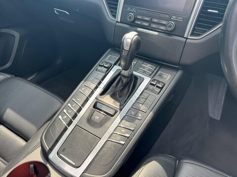 Porsche Macan S PDK 35