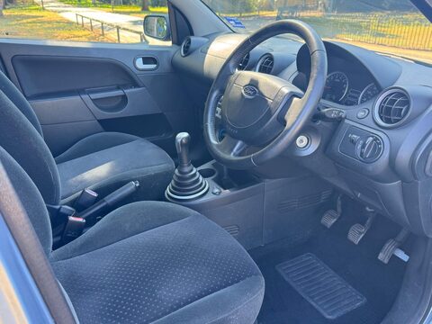 Ford Fiesta GHIA 16V 14