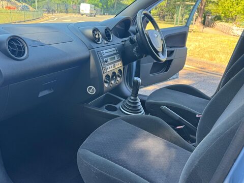 Ford Fiesta GHIA 16V 19