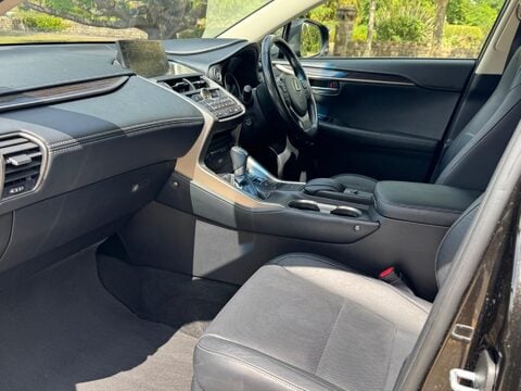 Lexus NX 300H PREMIER 13
