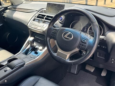 Lexus NX 300H PREMIER 32