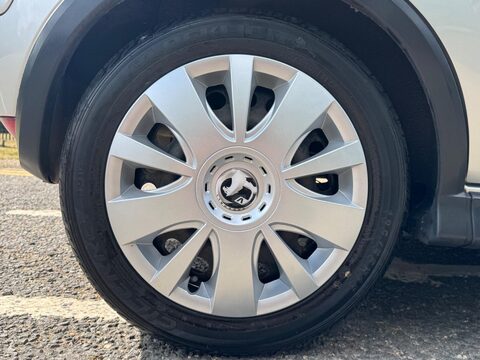 Vauxhall Corsa DESIGN 16V 10