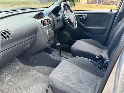 Vauxhall Corsa DESIGN 16V 13