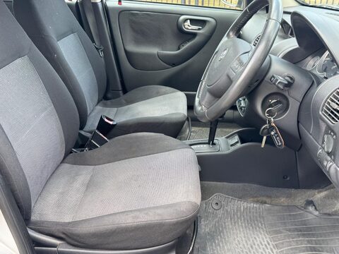 Vauxhall Corsa DESIGN 16V 19