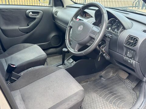 Vauxhall Corsa DESIGN 16V 18