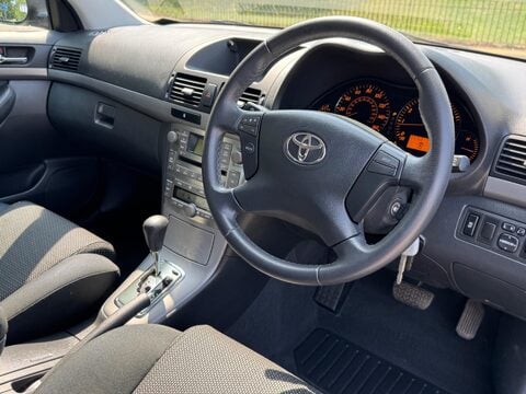 Toyota Avensis T3-X VVT-I 21